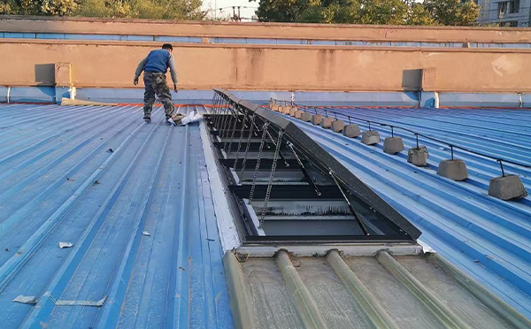 某区域性物流仓储中心伊州排烟窗系统安装项目